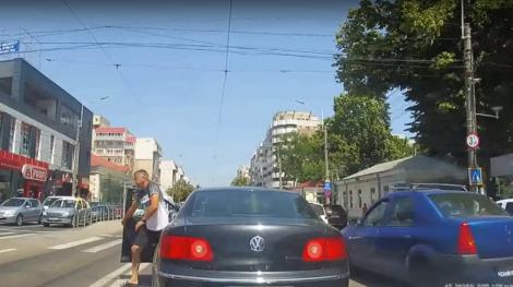 VIDEO / Omul ăsta merită tot respectul! Șofer din Brăila, surprins în timp ce coboară din mașină, la o trecere de pietoni, pentru a ajuta o persoană în scaun cu rotile