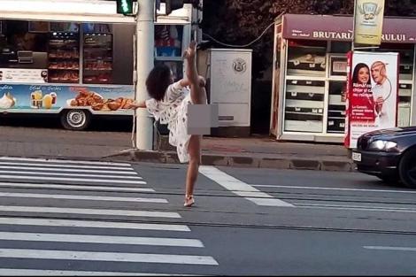 Imagini ȘOCANTE într-o intersecție din Iași. O femeie a început să danseze pe trecerea de pietoni și ȘI-A RIDICAT PICIORUL atât de sus încât s-a văzut... tot!
