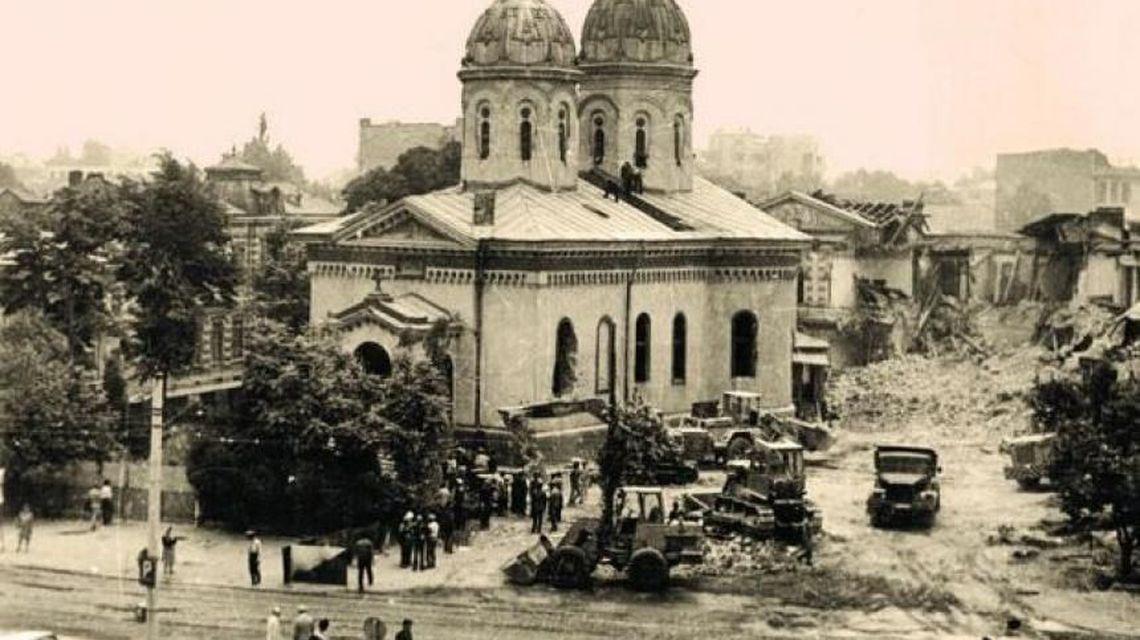 Cum a fost distrusă de pe fața pământului Biserica Sfânta Vineri, din ordinul Elenei Ceaușescu! Ziua în care a plouat cu gheață, iar românii au ieșit în stradă, au plâns în hohote și au strigat pentru prima oară ”Jos comunismul!”
