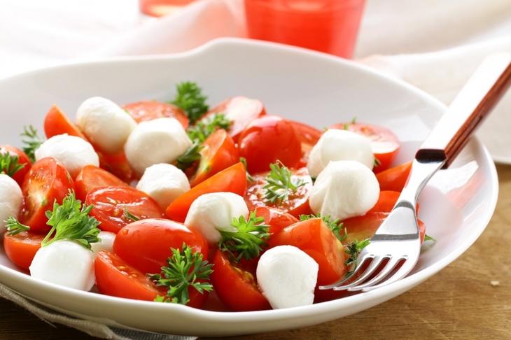 Roșiile cu brânză, o combinație periculoasă pentru siluetă?! Avertismentul  tras de un medic nutriționist: ”Problema e...” | Antena 1