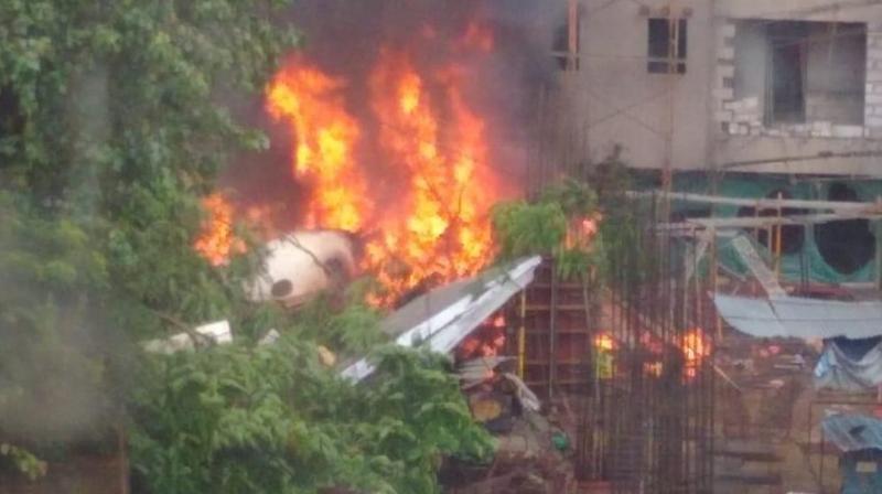 Un avion s-a prăbușit într-un cartier aglomerat din Mumbai, India! 5 oameni au murit!