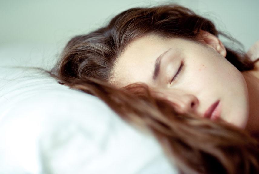 Ce se întâmplă dacă dormi cu părul ud! Efectele sunt extrem de grave