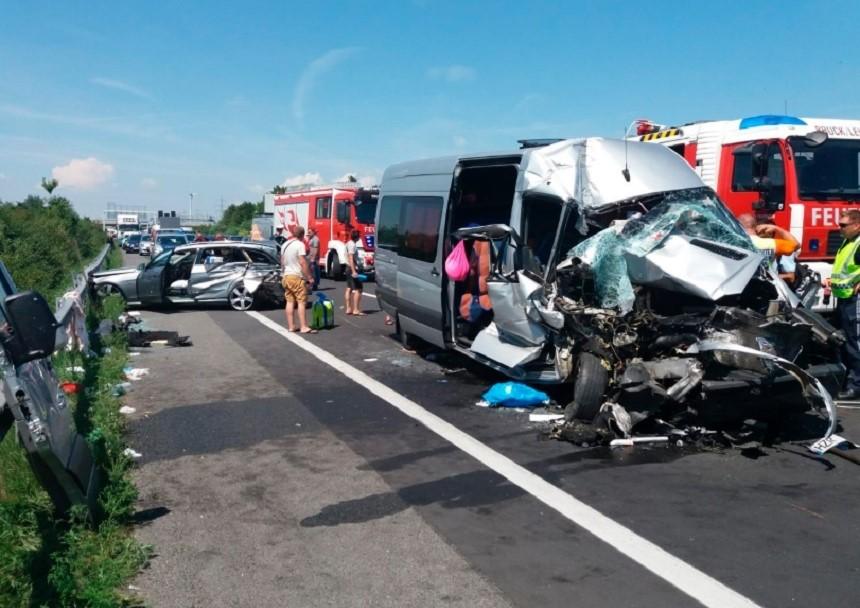 Accident teribil în Austria. Două mașini înmatriculate în România s-au izbit! Opt persoane, dintre care trei COPII, au ajuns la spital