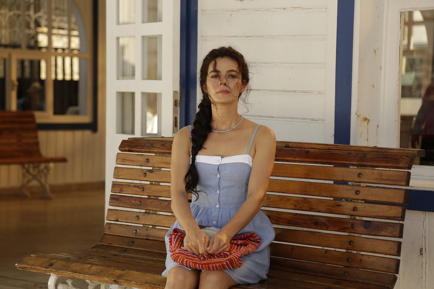 Imagini De SenzaÈie Cu Protagonista Serialului Turcesc Ozge Ozpirincci ActriÈa PrincipalÄ Din Femeie In Infruntarea Destinului Este PasionatÄ De Yoga Antena 1