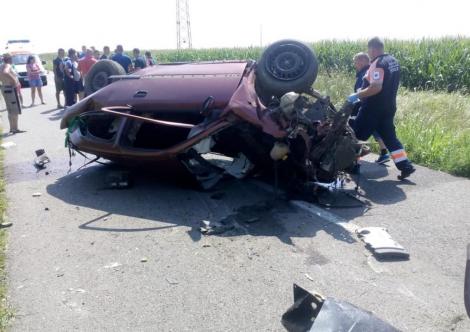Imagini tragice! Doi morți și un copil în comă, după ce o mașină s-a izbit violent de un cap de pod