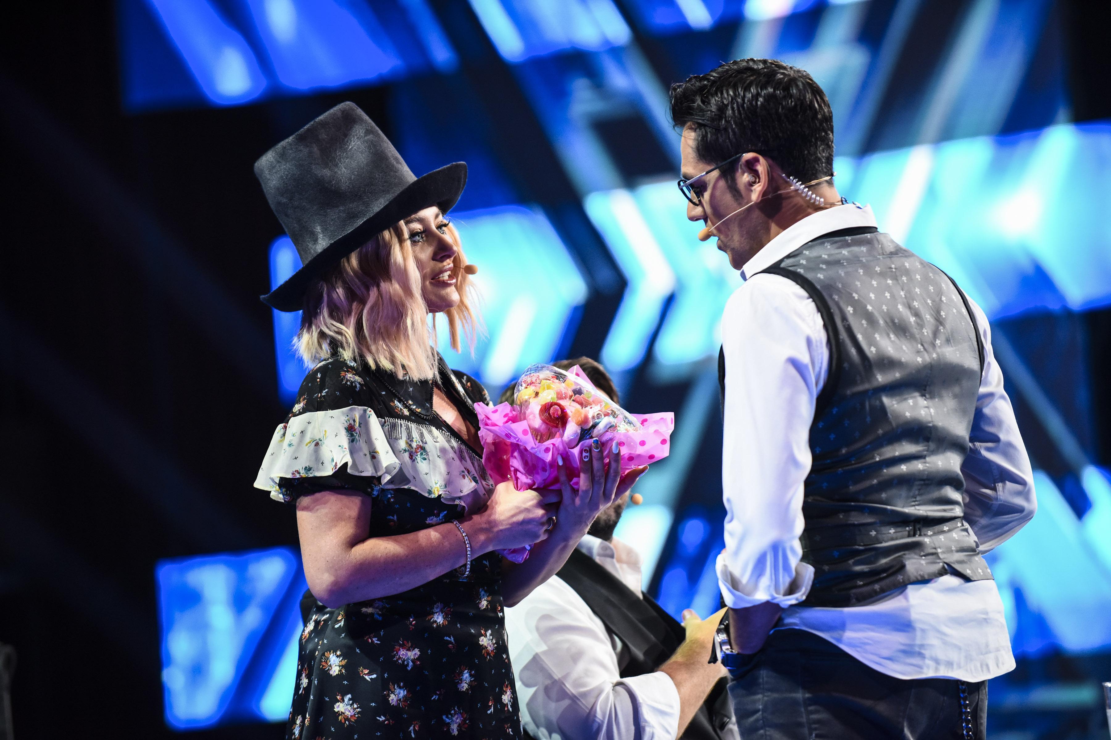Jurații ”X Factor”, răsfățați de spectatori și de concurenți cu mici cadouri