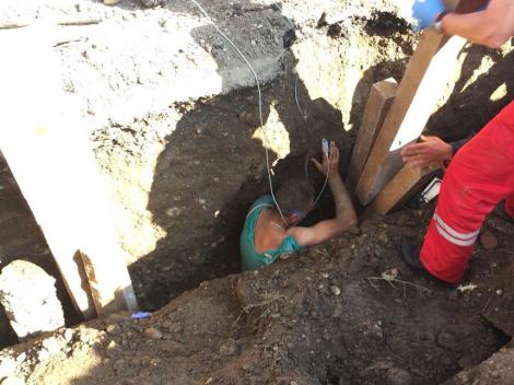 Breaking News: Operaţiune de SALVARE în Covasna! Un bărbat a fost prins sub un mal de pământ
