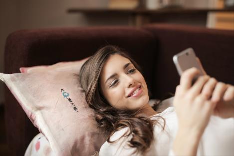 Folosești telefonul înainte de culcare? Renunță imediat la obicei, este periculos pentru sănătatea ta