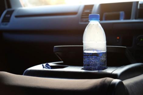 Vă lăsați sticla cu apă în mașină? Mare GREȘEALĂ! Nu bănuiți cât de periculos este