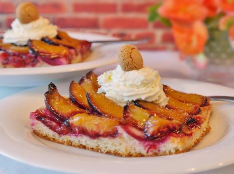 Cum prepari cel mai simplu desert de sezon: Tartă cu prune și scorțișoară!