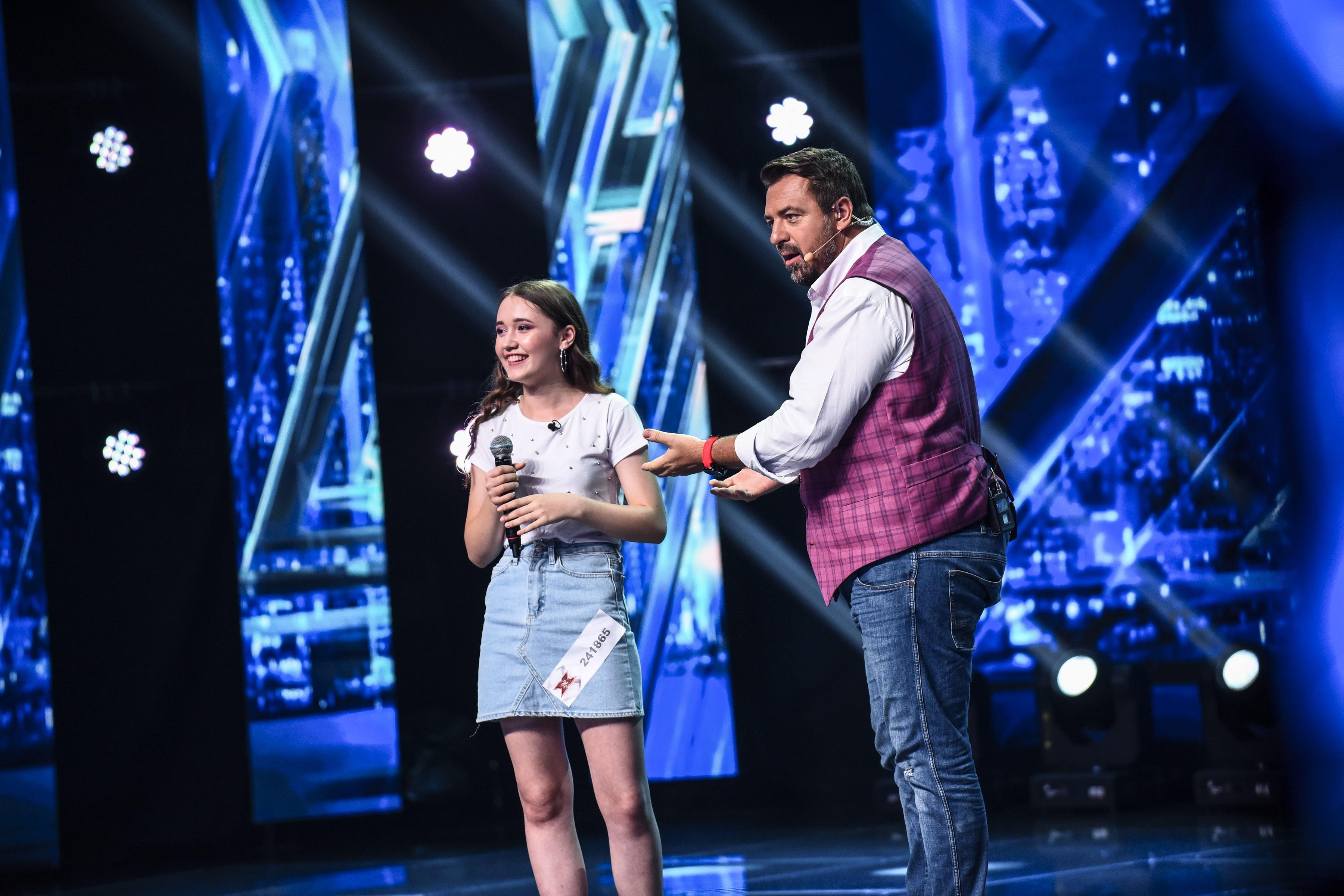 Curaj URIAȘ la doar 15 ani, pe scena „X Factor”! A cântat pentru prima dată pe scenă și a luat juriul la întrebări. Le-a smuls mărturisiri INCREDIBILE