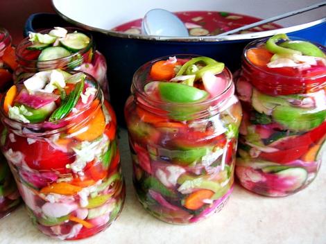 Conserve pentru iarnă: Salată de murături asortate, plină de gust și culoare.