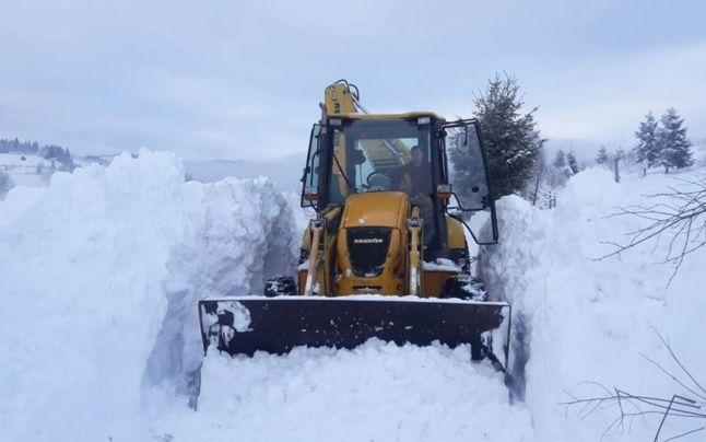 VIDEO! Zăpadă "cât casa” în România. Deszăpezire în condiții extreme, pentru a debloca drumurile de acces