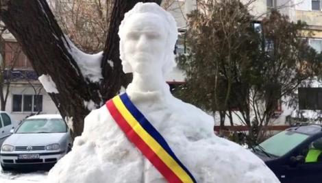 La împlinirea a 169 de ani de la nașterea marelui poet, un bătrân a sculptat în zăpadă bustul lui Mihai Eminescu!