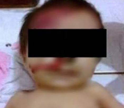 Bestii cu nume de părinți! Un adolescent și-a lovit cu sălbăticie fetița de trei luni pentru că nu se oprea din plâns. Copilul se zbate între viață și moarte