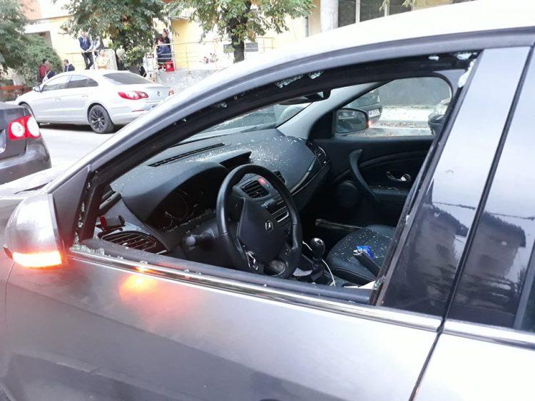Femeie atacată cu bâta, la Baia Mare! Soțul nervos a făcut praf mașina | FOTO