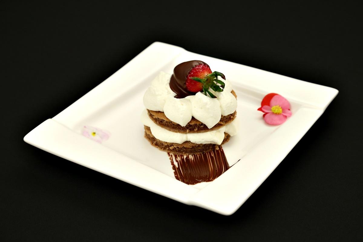 Prăjitura cu cremă de mascarpone și căpșuni trase în ciocolată
