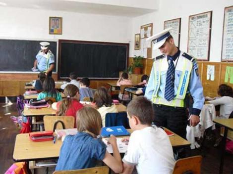 Siguranța copiilor contează! 300 de elevi au fost instruiți de către polițiștii din Ialomița