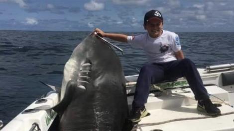 A reușit să captureze un „monstru” la vârsta de numai opt ani! Băiatul a pescuit un rechin tigru de 314 kilograme - FOTO