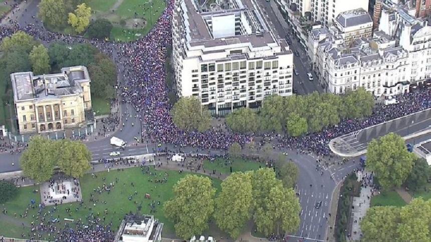 Zeci de mii de oameni au ieşit în stradă la Londra! Cer un referendum cu privire la Brexit