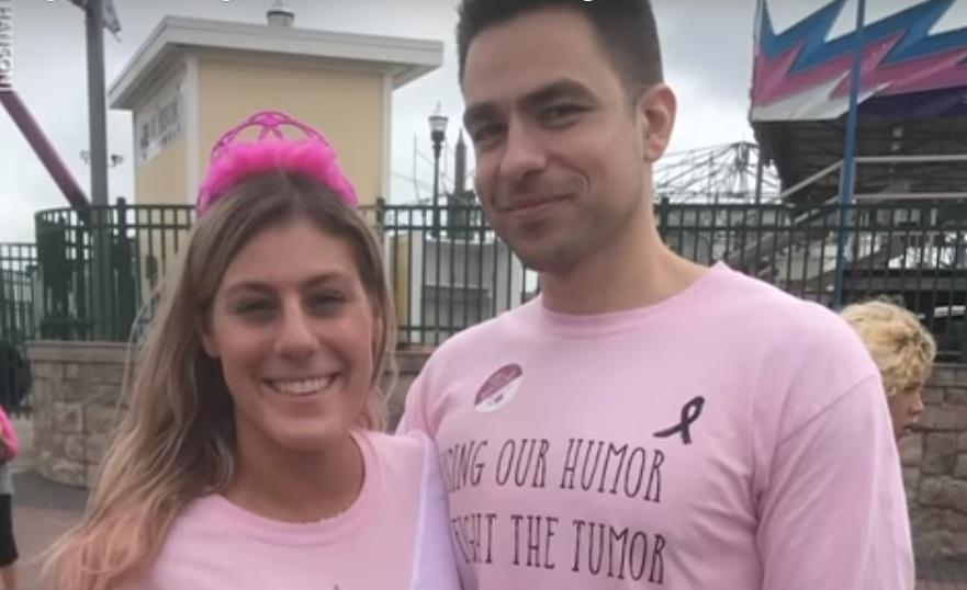 Ei sunt tinerii a căror dragoste a învins cancerul! A acceptat să iasă la întâlnire după ce a primit diagnosticul crunt, iar acum s-au căsătorit:”Am avut o nuntă de vis!”