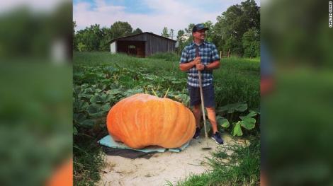 Un fermier din Tennessee a crescut un dovleac de peste 410 kilograme şi l-a transformat în barcă
