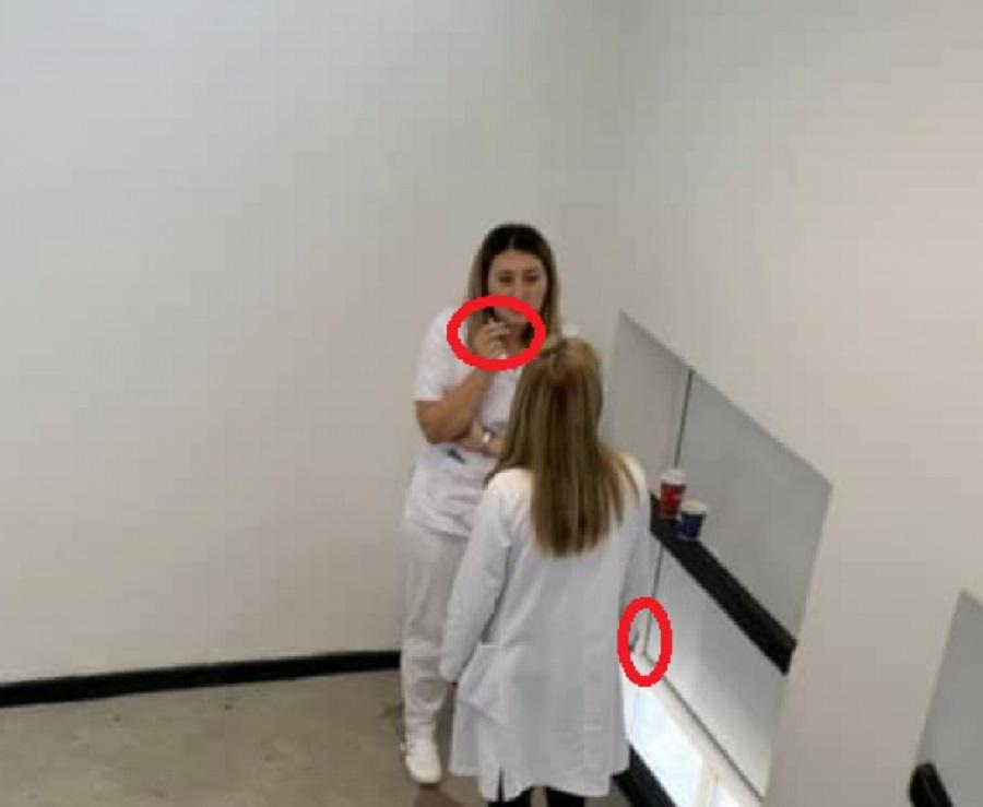 Două asistente medicale, surprinse în timp ce fumau în holul spitalului în care lucrau. Directorul unității medicale: ”Este inacceptabil!”