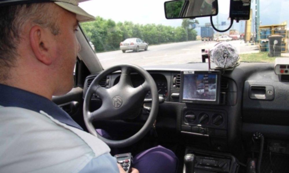 Șofer din Bacău, beat criță la volan, i-a aruncat bani drept mită unui polițist: ”Am familie de întreţinut, mai dau un milion”