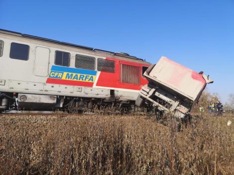 Trafic blocat la Sibiu! Accident grav între un tren încărcat cu tunuri și un camion - FOTO