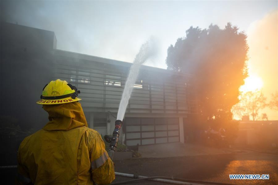 Un cartier de lux din Los Angeles a fost cuprins de flăcări! Celebrități cunoscute au fost nevoite să-și părăsească locuința - FOTO