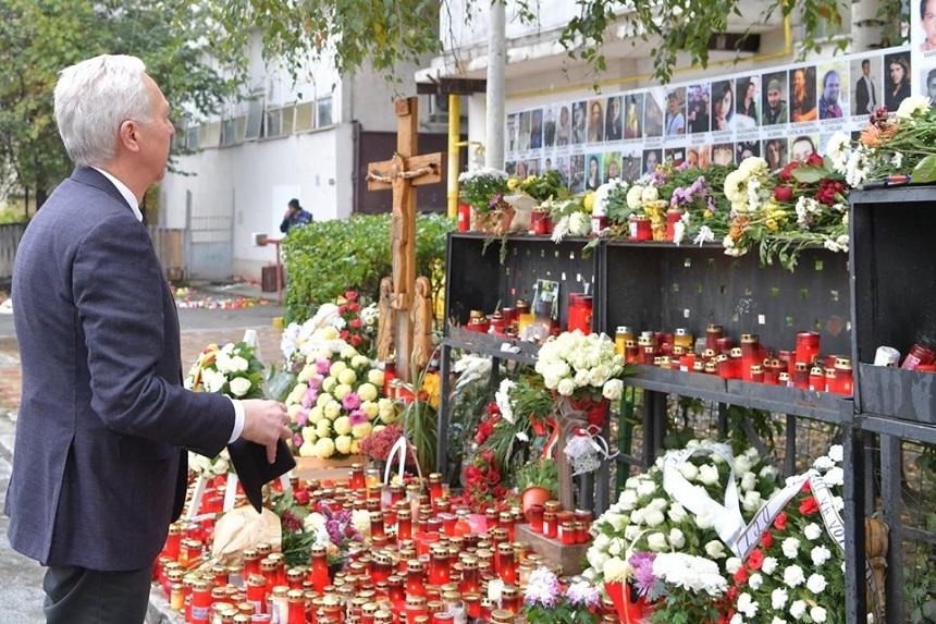 Ambasadorul SUA Hans Klemm a depus flori la clubul Colectiv