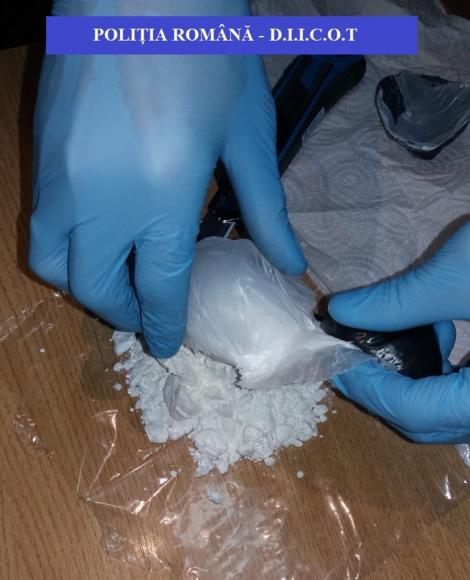 Timişoara: Trei kilograme de amfetamină şi cocaină, descoperite de poliţişti într-un autoturism oprit în trafic; trei persoane au fost reţinute