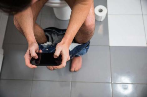 Ce se întâmplă dacă stai pe telefon când folosești toaleta! Greșeala ce te trimite urgent la medic
