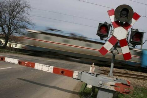 A fost montată o nouă barieră pentru căile ferate abia după ce s-au produs nouă tragedii! Harta trecerilor rămase încă nesemnalizate