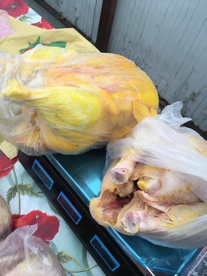 Galaţi: Carne cumpărată din magazine şi vopsită cu galben, pentru a fi vândută ca provenind de la păsări crescute în curte, găsită de poliţiştii locali în zona unei pieţe - FOTO, VIDEO