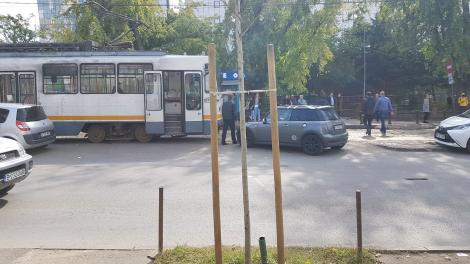 FOTO EXCLUSIV | Un șofer începător a blocat circulația tramvaiului în Pipera! Ce făcea în acest timp. Când a venit la mașină, toată lumea a aplaudat
