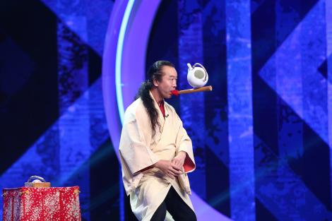 „Nu gândiți, doar simțiți”! Un japonez, acrobații uluitoare cu o umbreluță, un ceainic și două bețe: „Ma...Ma...Ma numesc Senmaru!”