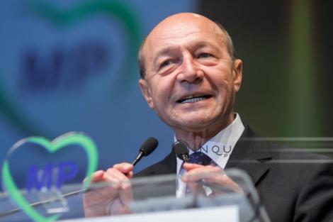 Băsescu, întrebat dacă în turul doi va susţine candidatul dreptei: „Categoric da!”/ PSD, în condiţiile în care au mărit salarii, au mărit pensii, au ajuns la rezultatul la care am ajuns eu anunţând reducerea salariilor