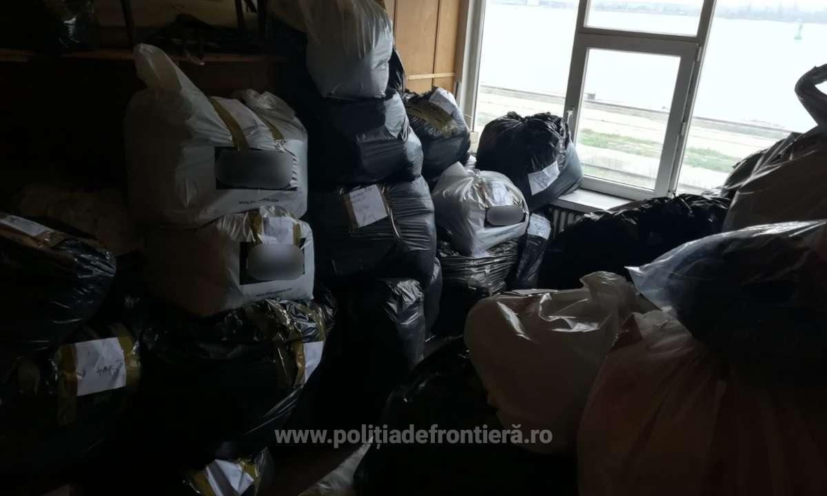 Mărfuri contrafăcute şi nedeclarate, în valoare de peste două milioane de lei, descoperite de poliţiştii de frontieră constănţeni într-un autocamion venit din Turcia