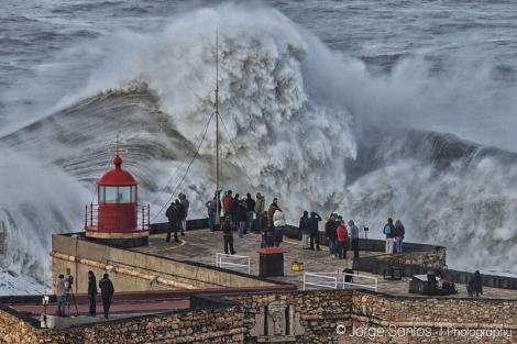Vremea o ia razna. Europa, sub cod roșu. Atenționare de călătorie în Portugalia: "Valuri uriașe a înghițit un oraș"
