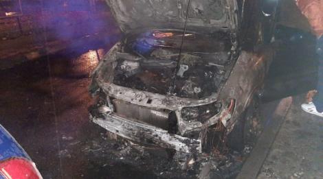 Două mașini au luat foc și s-au făcut scrum, pe o stradă din Slatina! Cum s-a întâmplat totul | VIDEO