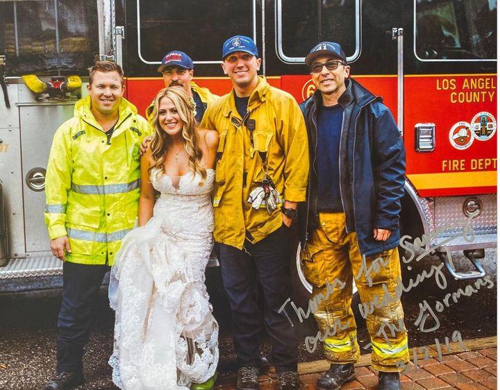 Cea mai spectaculoasă apariție la nuntă! A coborât din mașina de pompieri însoțită de luminile intermitente - FOTO