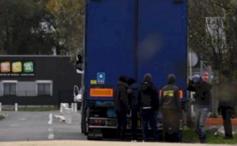 Șoferul camionului în care au fost găsiți cei 25 de imigranți în Olanda este român. Bărbatul de 39 de ani a fost arestat 