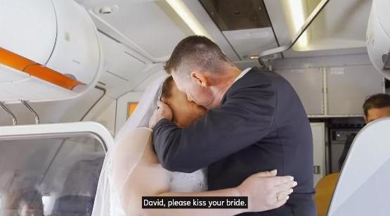 Și-au jurat iubire la 11.000 de metri altitudine! Un cuplu s-a căsătorit în avion în timpul unui zbor - VIDEO