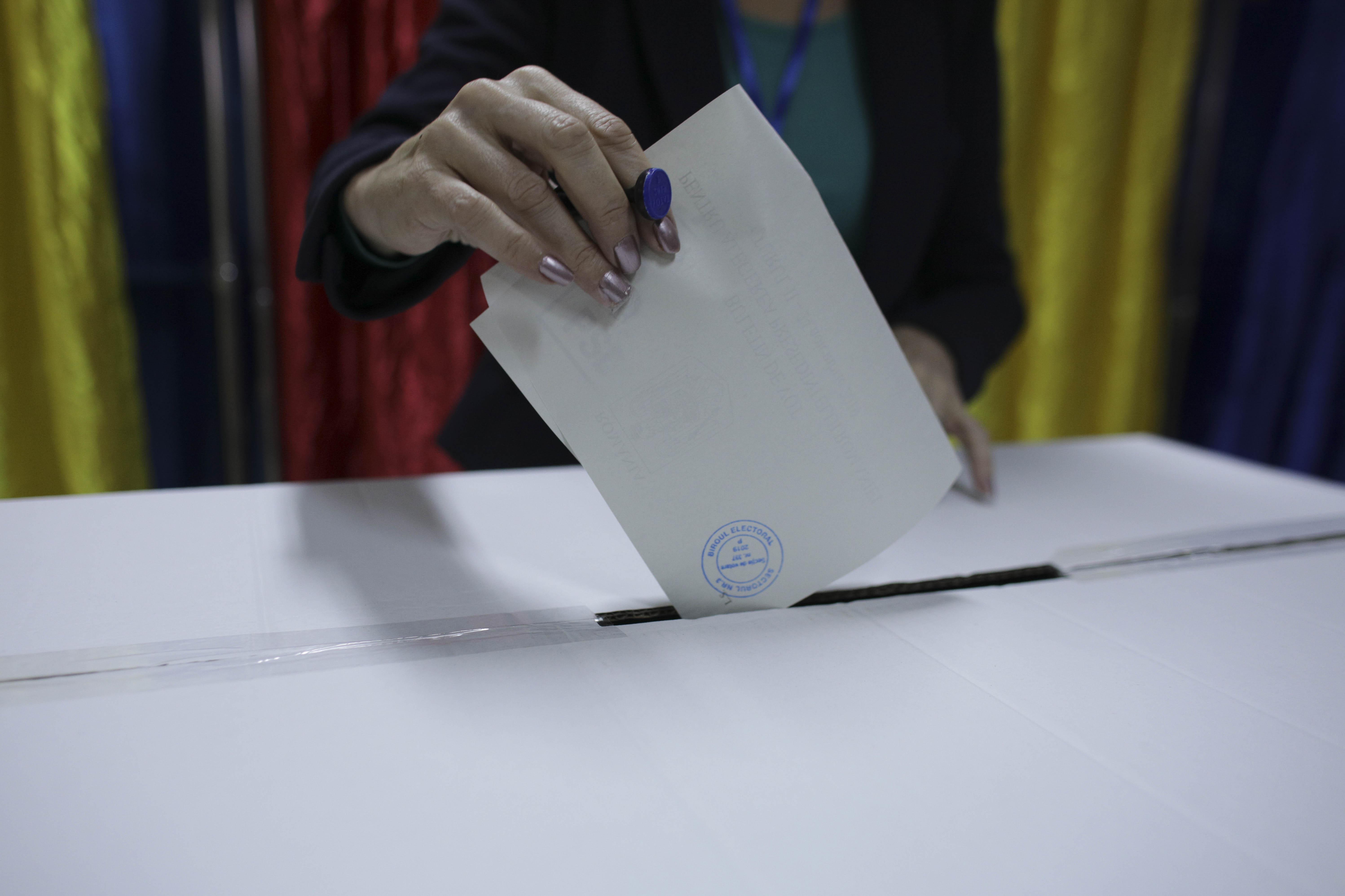 România îşi alege preşedintele! Mai multe femei decât bărbaţi au iesit la vot! Datele BEC