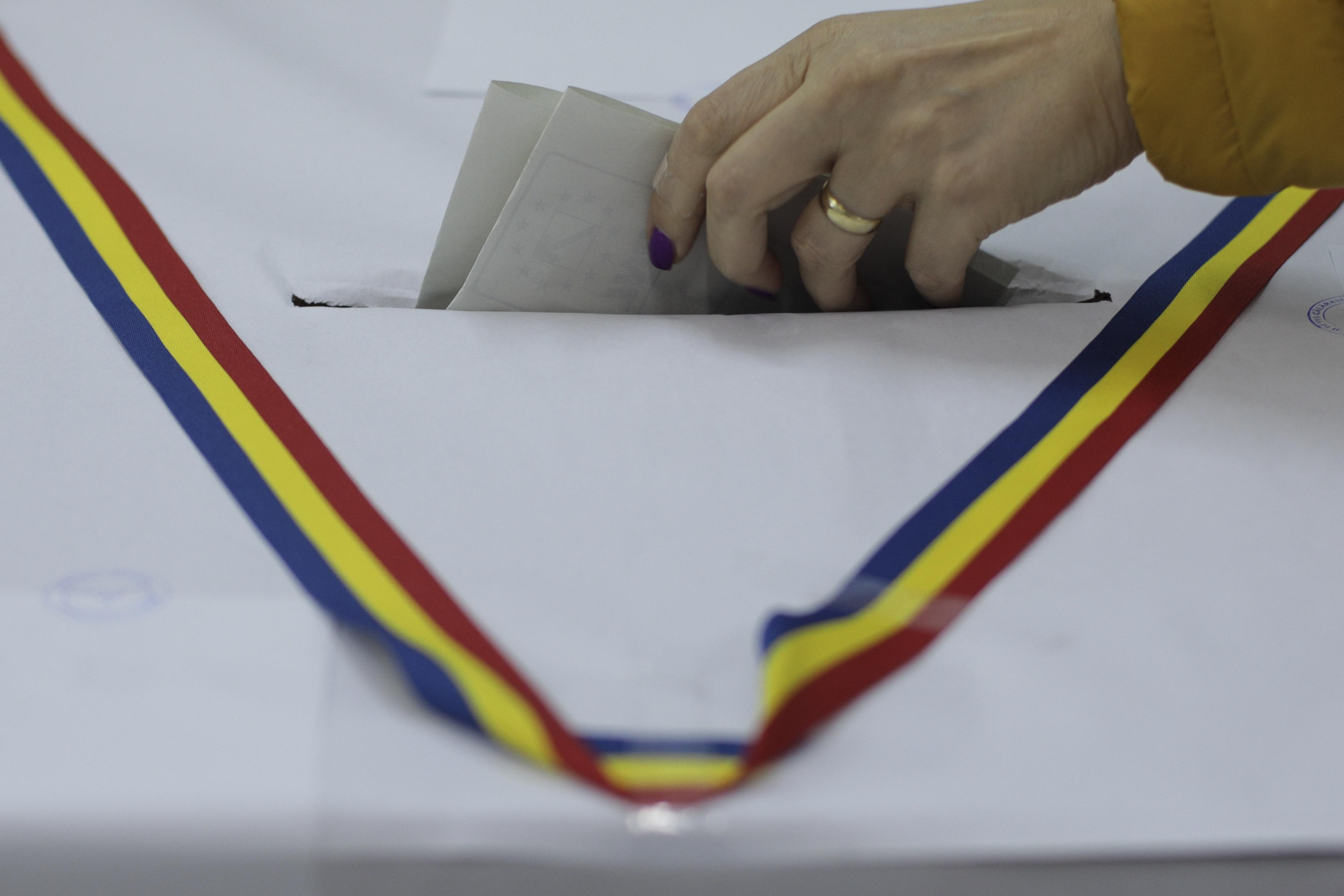 Scene incredibile într-o secție de votare din Iași: O femeie l-a rupt în bătaie pe membrul unei comisii de vot