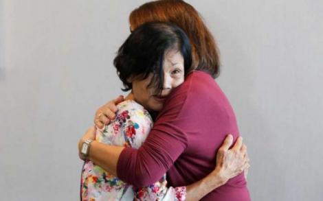 "Simţeam că mi se face creierul bucăţi, am plâns în fiecare noapte luni în şir". O tânără din Vietnam și-a găsit mama după 45 de ani printr-un test ADN cumpărat online.