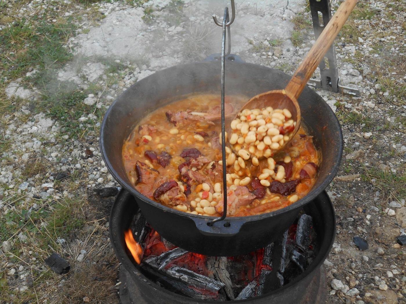 ReÈ›ete TradiÈ›ionale De 1 Decembrie ReÈ›etÄƒ De Fasole Cu Ciolan De Porc Afumat PreparatÄƒ La Ceaun Antena 1