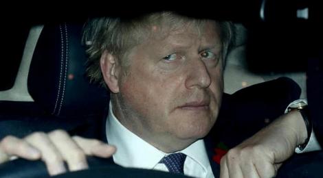 Lansarea campaniei premierului britanic Boris Johnson, marcată de demisia unui ministru, de o gafă şi de un video trucat