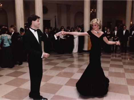 Rochia din catifea purtată de prinţesa Diana la dineul de la Casa Albă unde a dansat cu John Travolta nu şi-a găsit cumpărător